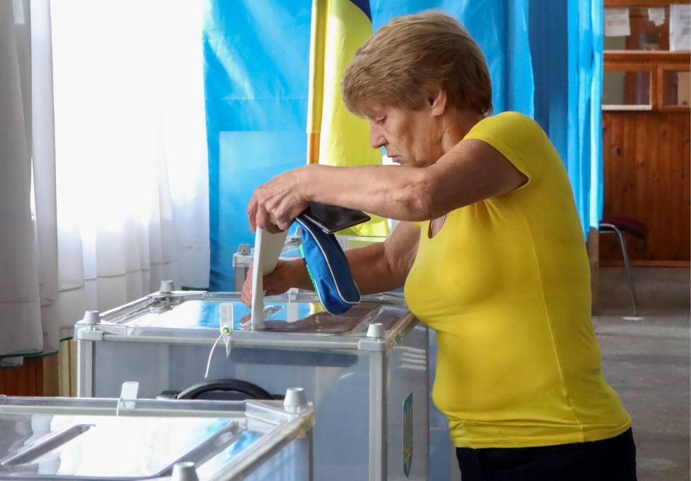 Председатель избиркома в Киеве пришел на выборы вусмерть пьяным. РЕН ТВ