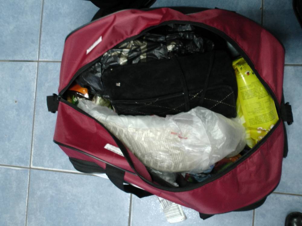 Сотрудник астраханского аэропорта украл личные вещи из багажа пассажира