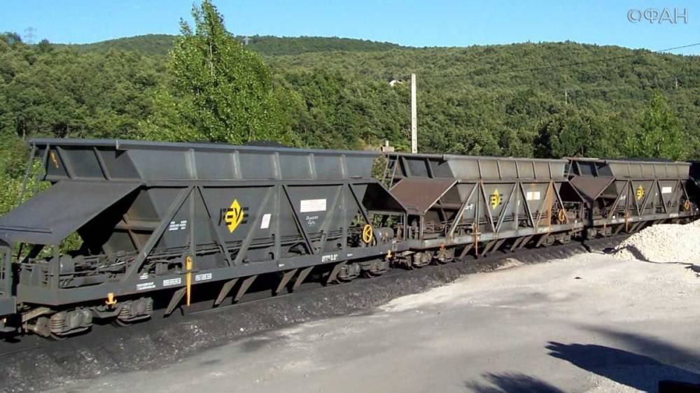 Поезд с углем сошел с рельсов на Ямале