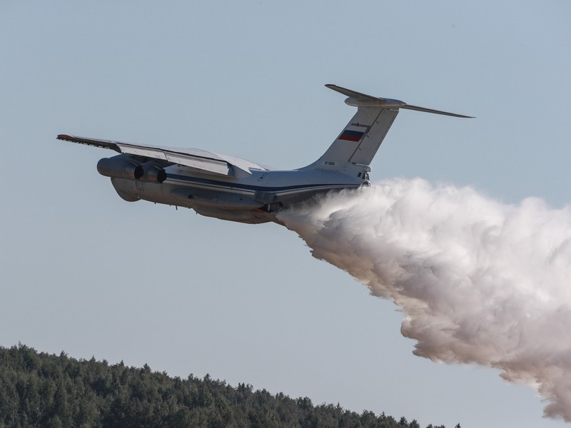 Самолёты сбросили сотни тонн воды для тушения пожара в Оренбургской области