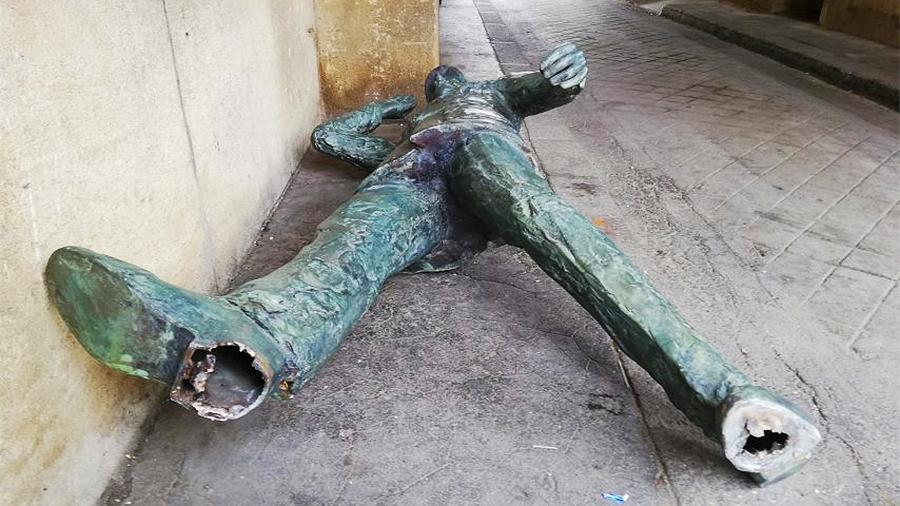 Алжирские футбольные фанаты повалили статую де Голля на севере Франции