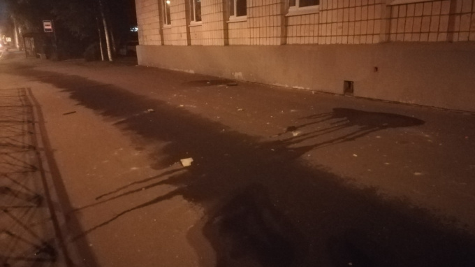 Очевидцы заметили падение плитки с жилого дома на Большеохтинском