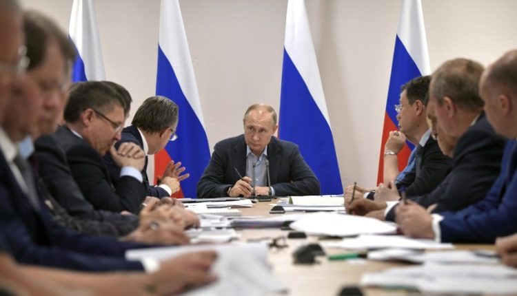 Путин потребовал ускориться с помощью пострадавшим от наводнения