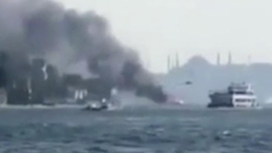 Яхта загорелась в проливе Босфор в Стамбуле