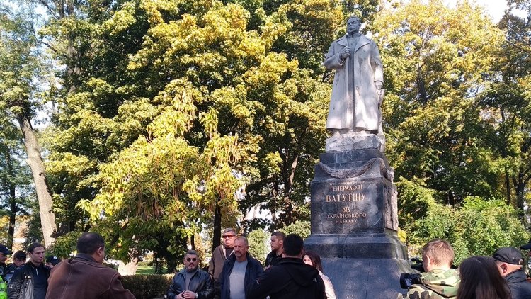 Памятник генералу Ватутину осквернили в Полтаве