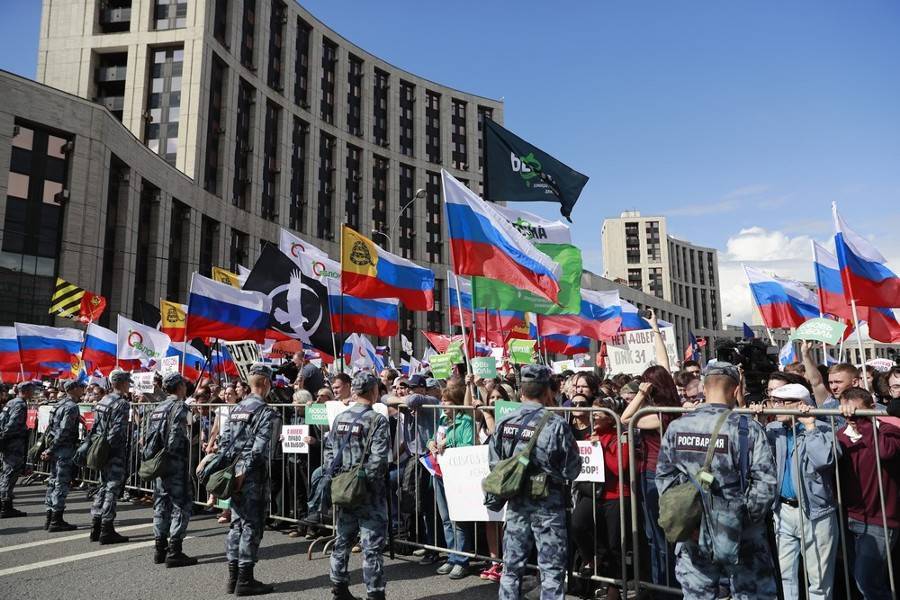 В МВД опровергли затруднения в допуске людей на митинг в центре Москвы