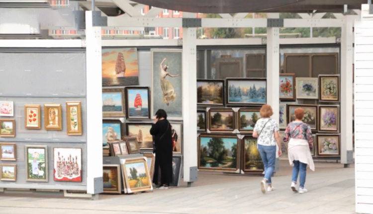 Московские художники продают свои полотна под открытым небом