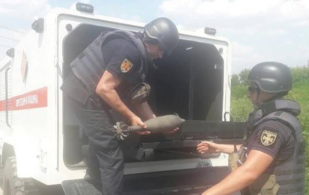 Возле КПВВ на Донбасе обнаружили арсенал боеприпасов