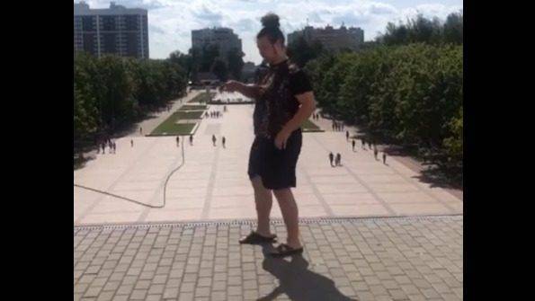 Житель Брянска устроил танцы со скакалкой на Кургане Бессмертия | РИА «7 новостей»