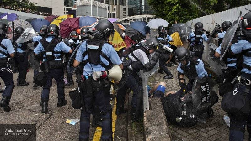 СМИ сообщают, что полиция Гонконга применяет слезоточивый газ для разгона протестов