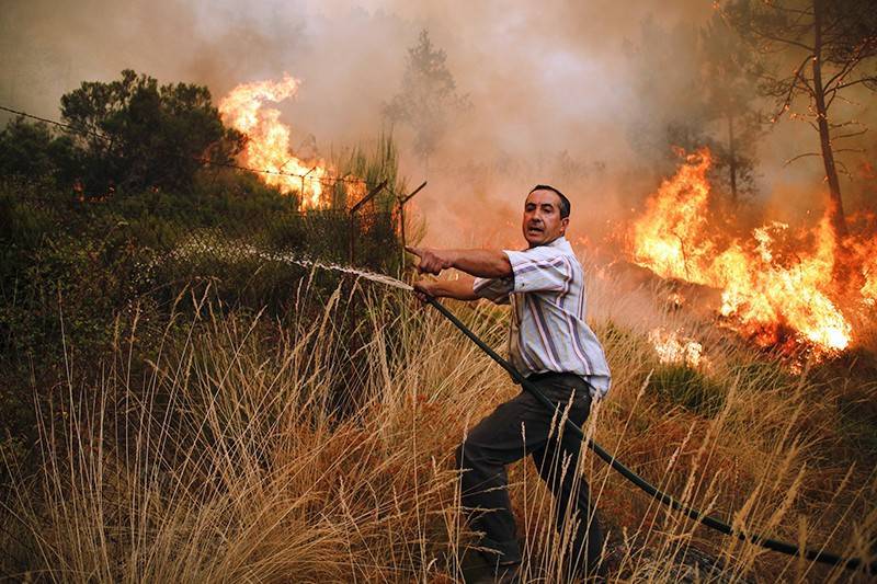 Португалия в огне: лесные пожары подбираются к крупным городам