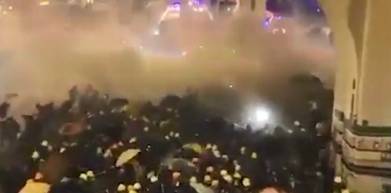 Видео: полиция жестко разогнала митинг в Гонконге. РЕН ТВ