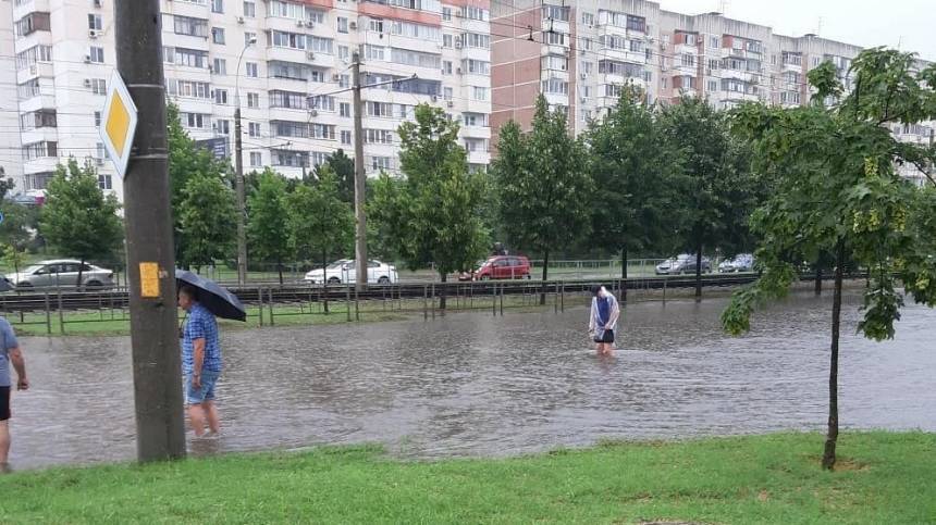 Видео: часовой ливень привел к потопу в Краснодаре