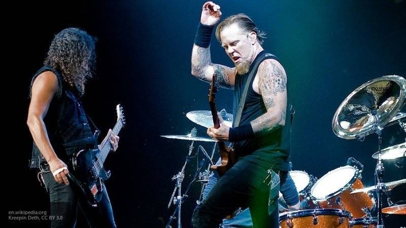 Басист Metallica на русском языке спел хит "Группа крови" на концерте в Москве