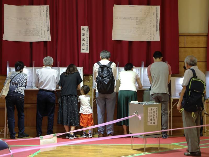 Рекордное число японцев досрочно проголосовало на парламентских выборах