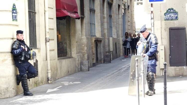 Вооруженные люди в масках устроили налет на торговый центр в Париже