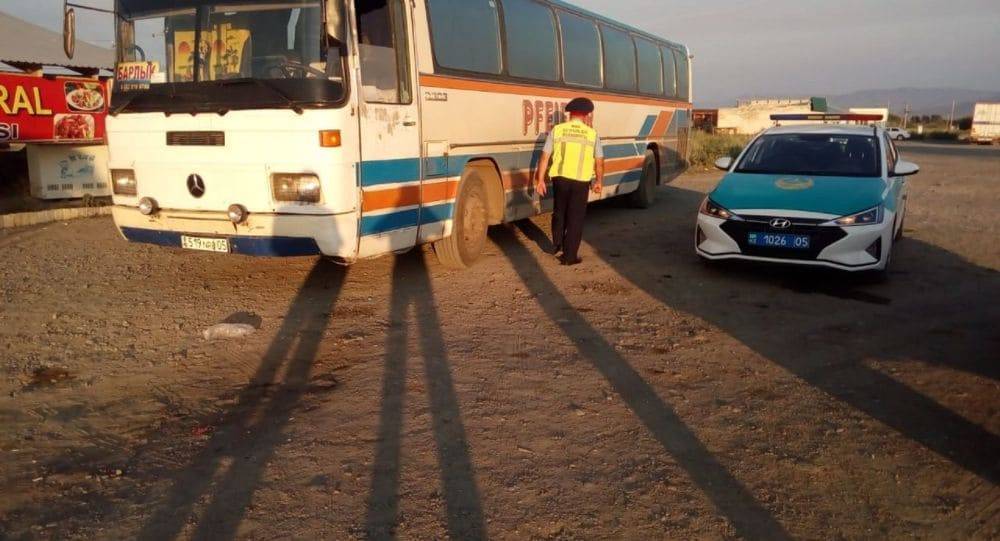 Автобус с пассажирами в сильную жару сломался на трассе в Алматинской области