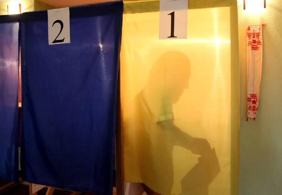 Партия Зеленского лидирует на выборах в Раду − экзитполы