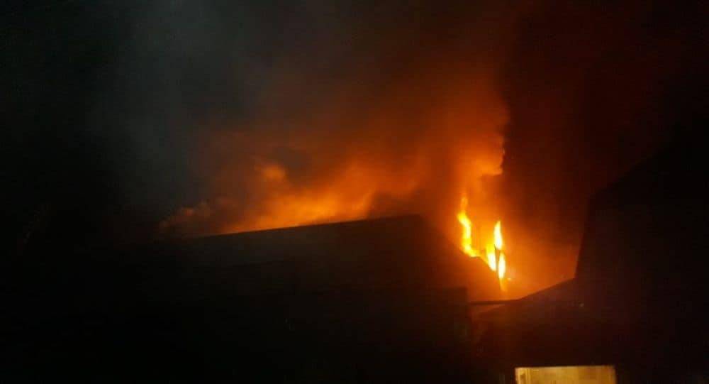 Пожар охватил три частных дома в Алматы