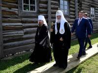 Патриарх Кирилл посетил несколько храмов Торжка, где ему  подарили вышитую золотошвеями плащаницу  - ТИА