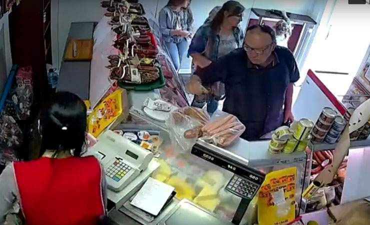 Принял за сдачу? В Гомеле разыскивают мужчину, который забрал в магазине чужие деньги — видеофакт