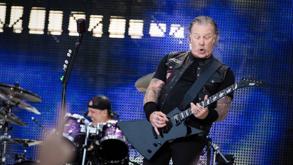 За Цоя спел Трухильо: В Лужниках легендарная Metallica исполнила "Группу крови" - видео
