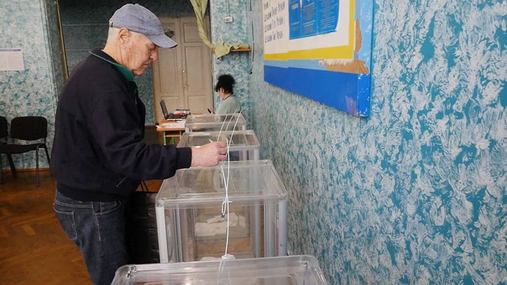 На Украине открылись избирательные участки
