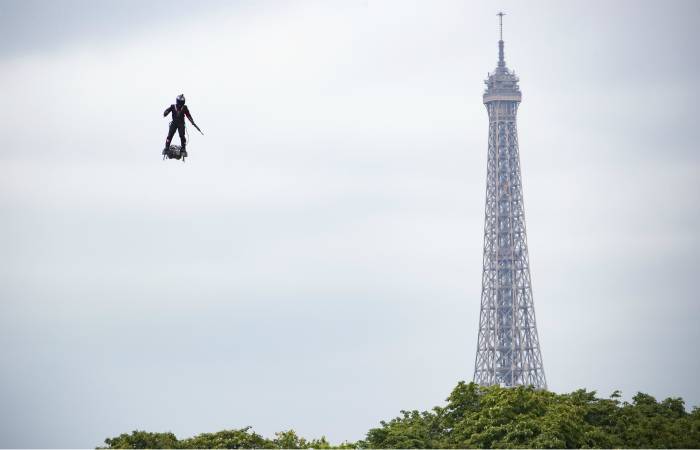 Французский изобретатель собирается перелететь через Ла-Манш на реактивной платформе