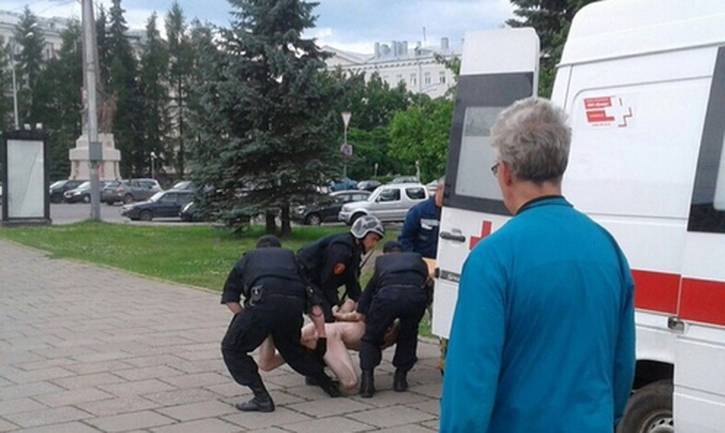 На Украине полиция скрутила избирателя без трусов