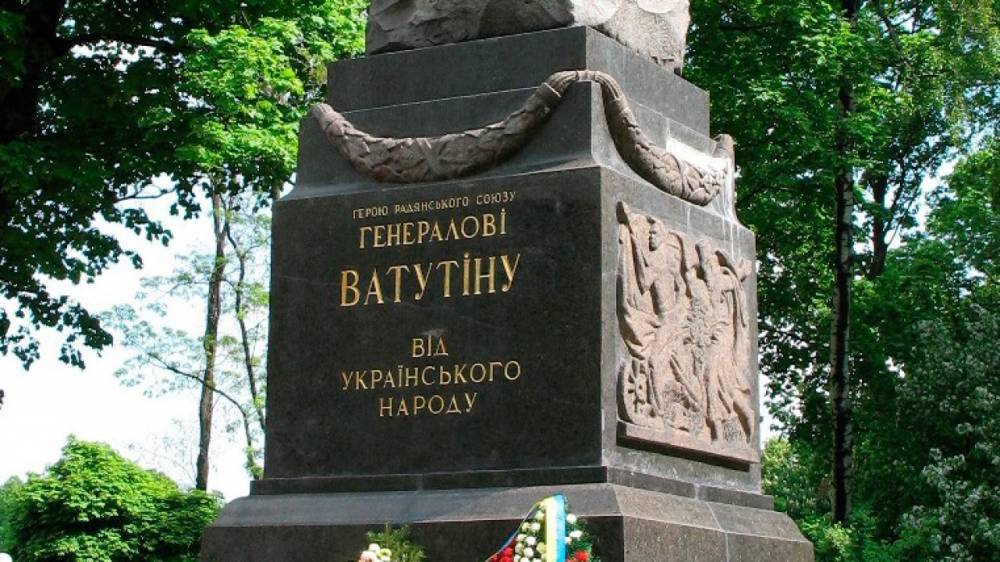 Вандалы осквернили памятник Ватутину в Полтаве