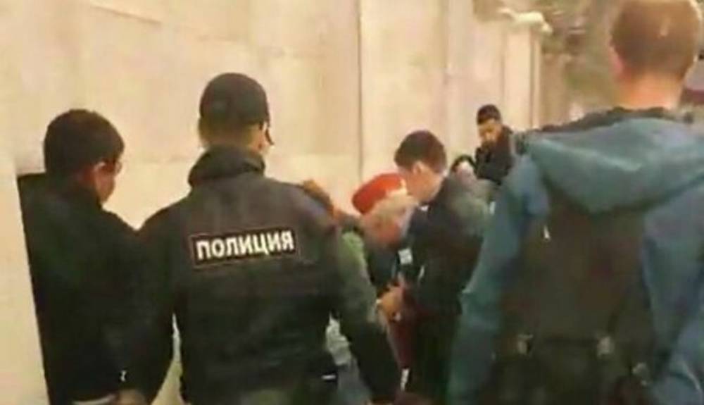 Напавшего с ножом на глухонемых пассажиров метро арестовали в Петербурге