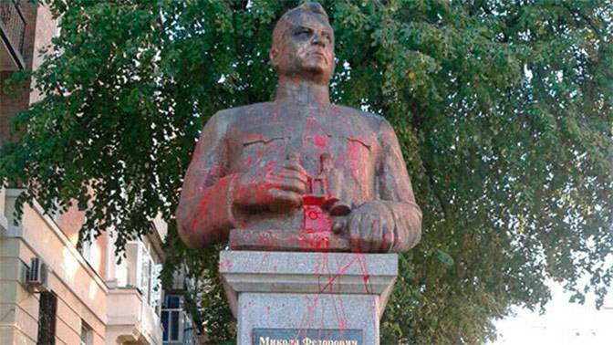 Вандалы осквернили памятник генералу Ватутину в Полтаве