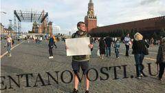 На Красной площади задержали журналиста с пустым плакатом