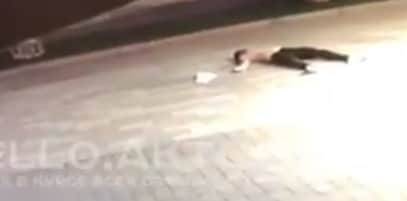 Пинал ногами по голове: жестокое избиение у ночного клуба в Актобе попало на видео