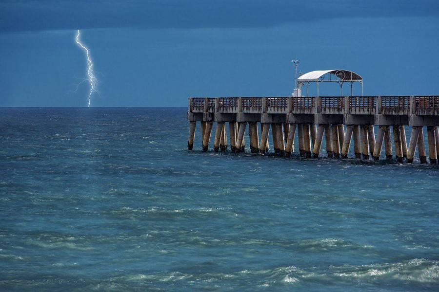 Восемь человек пострадали от удара молнии на пляже во Флориде