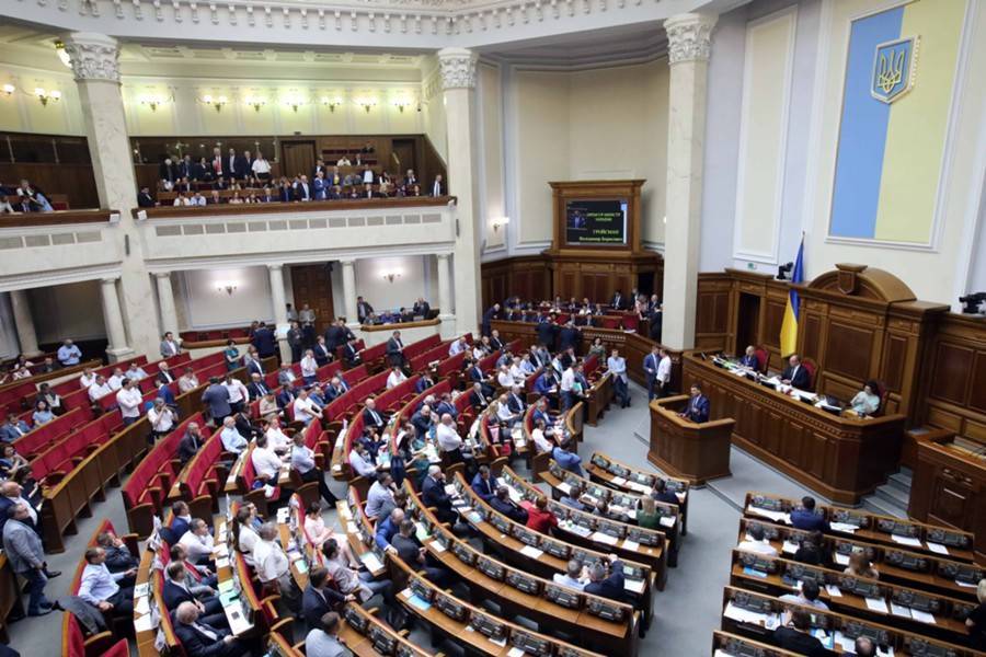 На Украине начались досрочные выборы в Раду