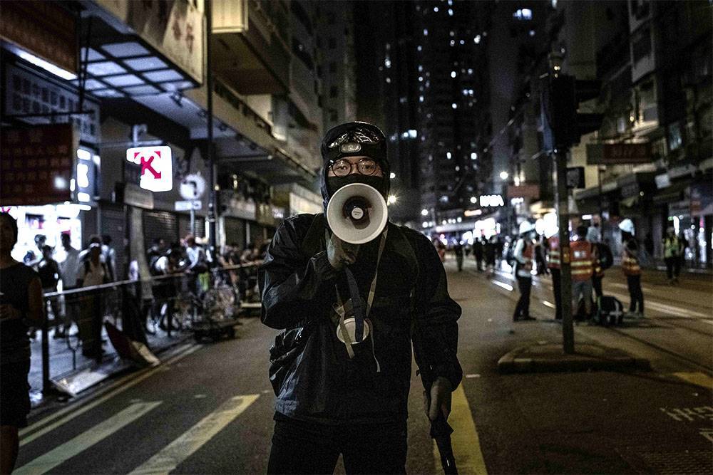 Люди в масках напали на протестующих и пассажиров метро в Гонконге, пострадали больше 40 человек
