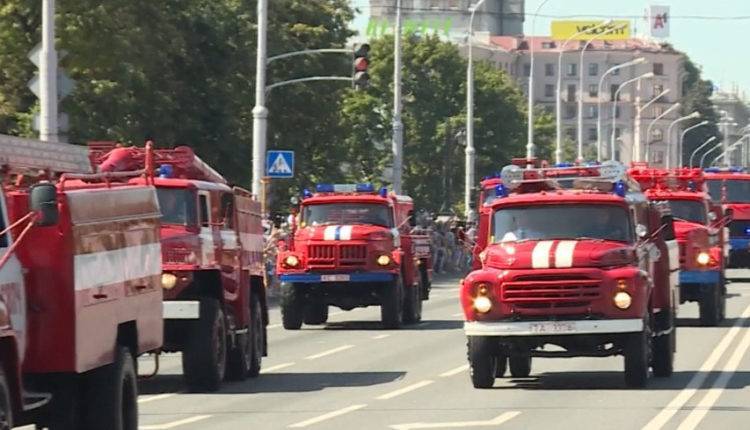 День пожарной службы в Беларуси отметили парадом техники