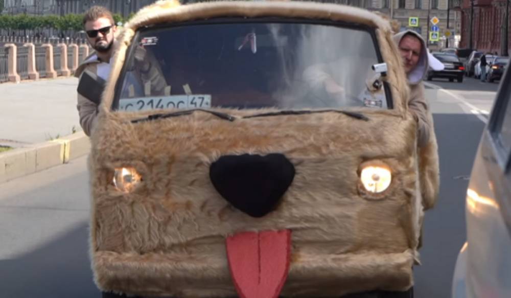 На улицах Петербурга заметили собакомобиль из известной кинокомедии