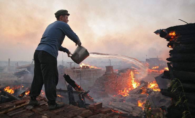 На Гомельщине двое мужчин хотели спасти дом от пожара и чуть не сгорели