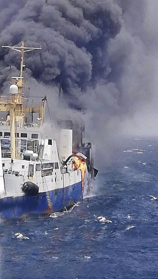 Украинское судно полностью выгорело у берегов Африки