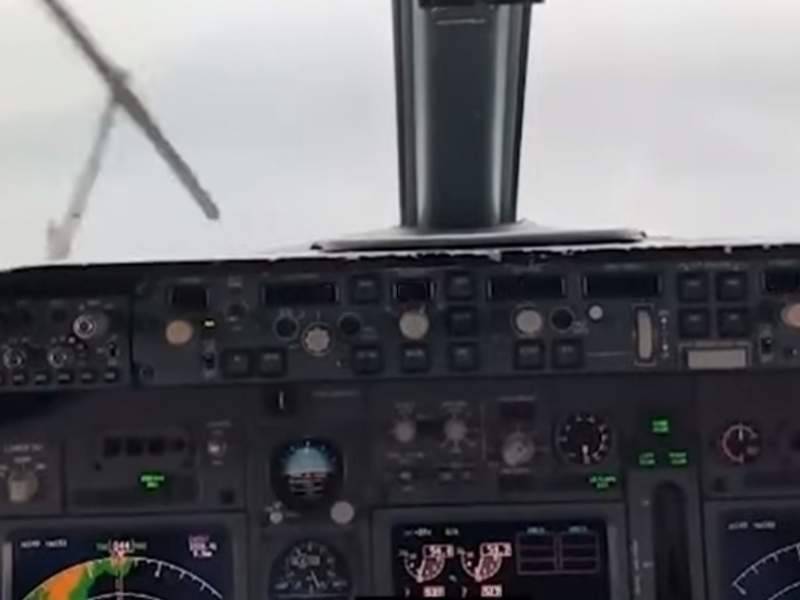 Момент падения Boeing-737 в океан сняли на видео из кабины пилота