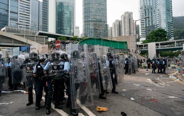 Полиция Гонконга применила против протестующих слезоточивый газ и резиновые пули
