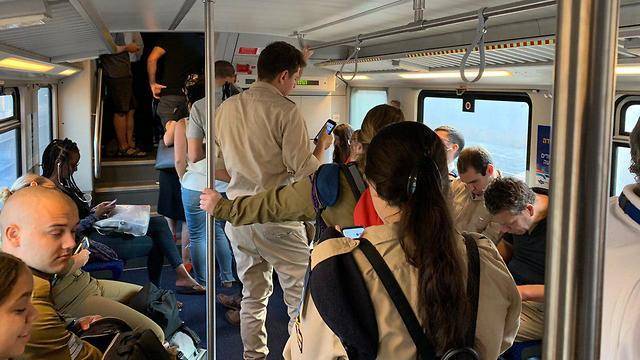 Видео: на железных дорогах Израиля испытывают стоячие вагоны