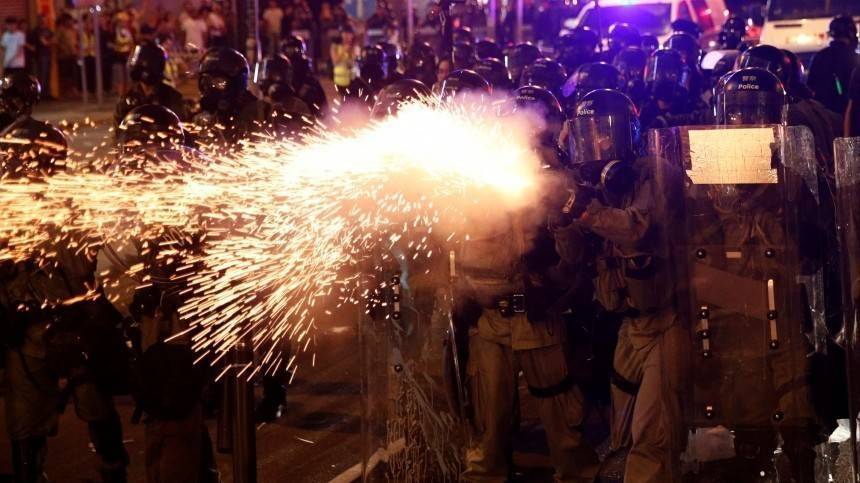 Полиция начала зачистку блокированных кварталов Гонконга