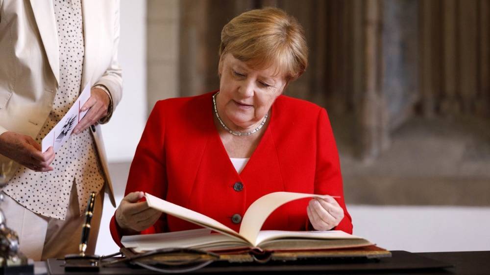 Меркель ушла в длительный отпуск с книгой о дрожащей женщине