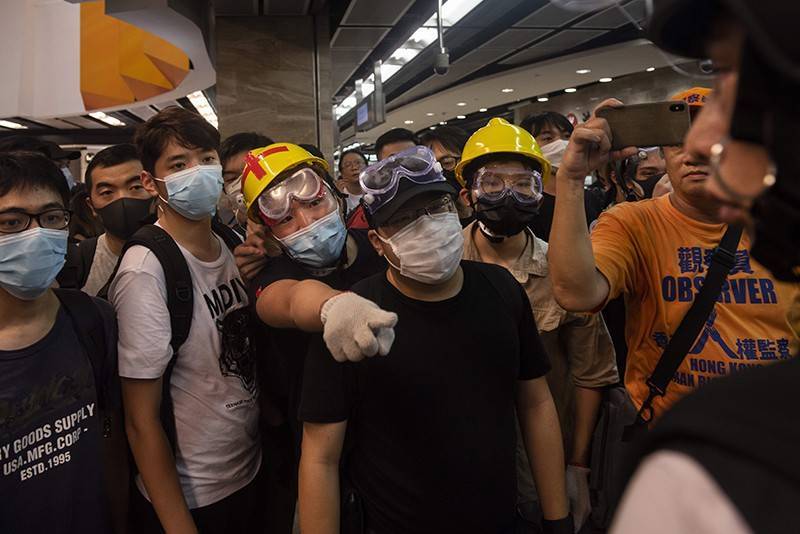 В метро Гонконга произошла массовая драка (видео)