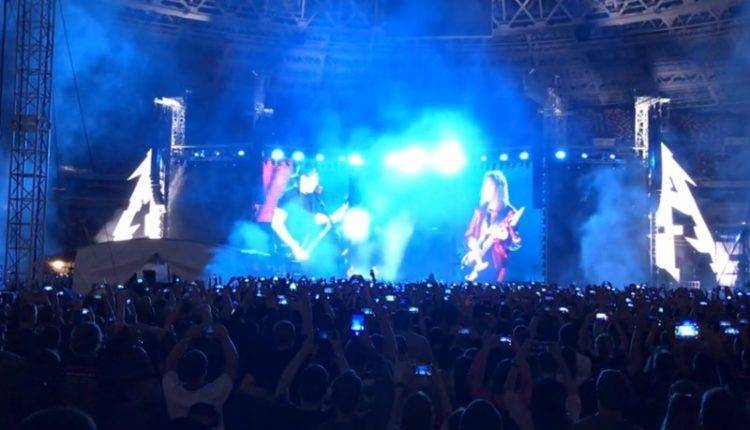 Metallica на концерте в «Лужниках» на русском спела песню Цоя «Группа крови» (ВИДЕО)