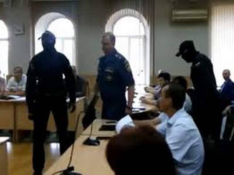 Сотрудника МЧС задержали прямо во время заседания мэрии Читы