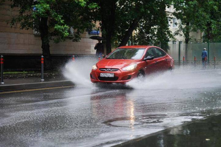 Столичных водителей призвали соблюдать дистанцию на дорогах из-за дождя